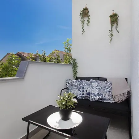 公寓 Trogirski San